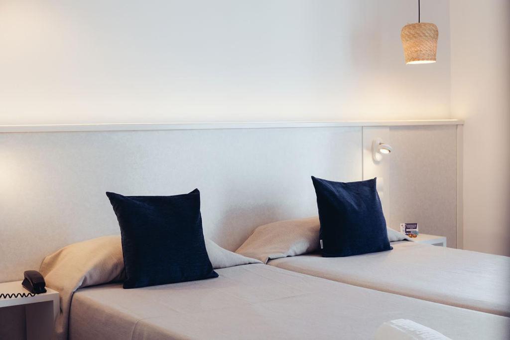 Hotel Tarba サンアントニオアバド エクステリア 写真