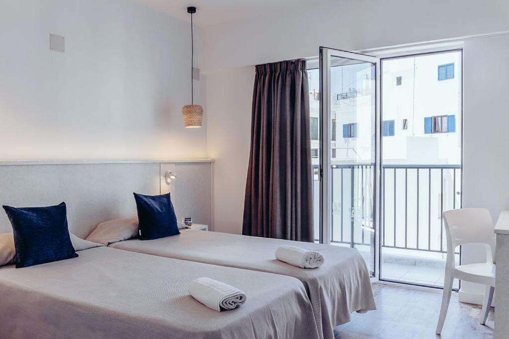 Hotel Tarba サンアントニオアバド エクステリア 写真
